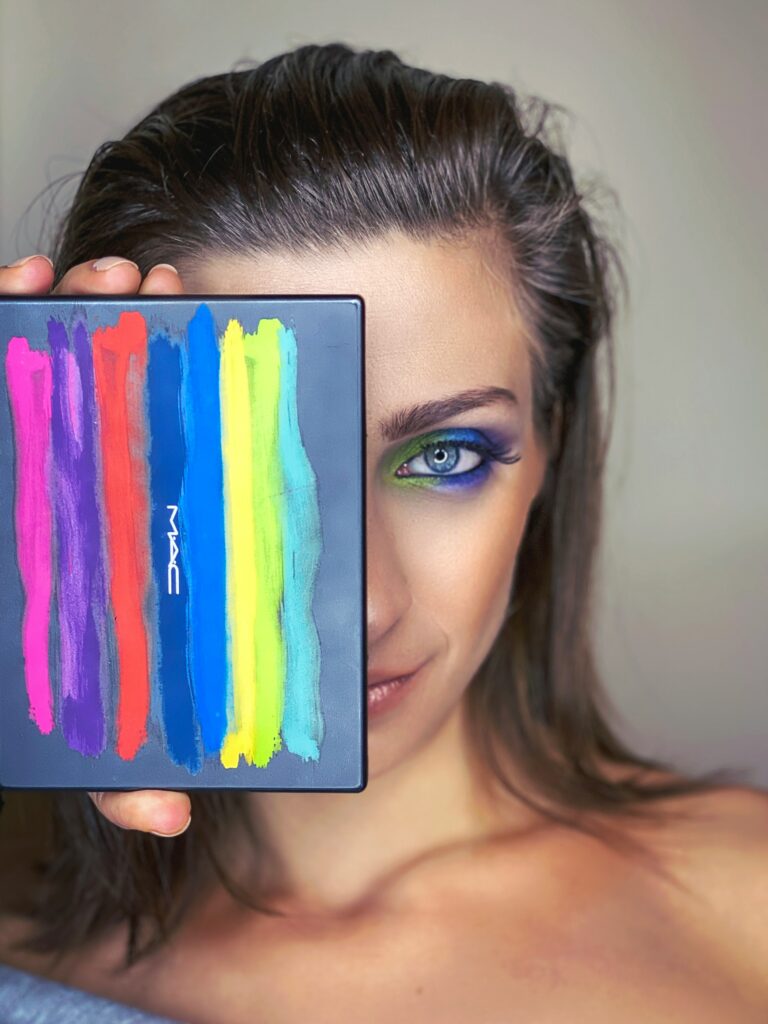 mujer con sombras de ojos